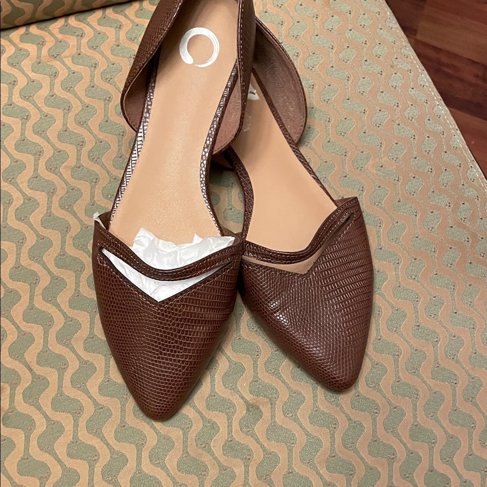 Elegant Vamp Brown Snakeskin Strap-V Flats 7.5W - Picture 2 of 4